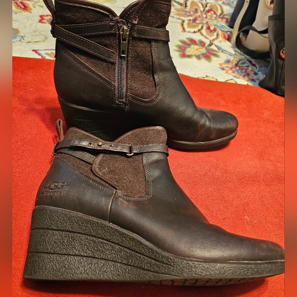 UGG LEATHER WEDGE SHOE BOOT SHOOTIE LIKE NEW 9